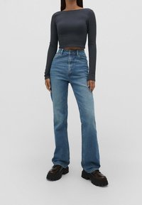 Stradivarius Vaqueros bootcut - stone blue denim