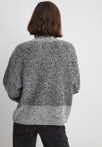 NA-KD Sweter