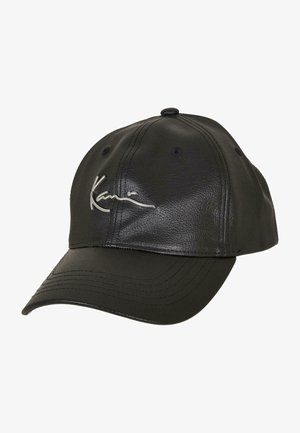 Czarna skórzana czapka z daszkiem typu baseball zgiętym i metalicznym detalem podpisu na przednim panelu.