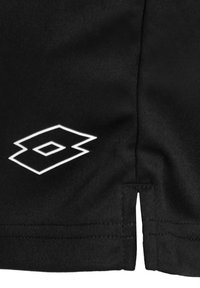 Sorte atletiske shorts i et glat stof, med et hvidt logo der ligner et uendelighedssymbol nederst til venstre. To små sprækker ved kanten.