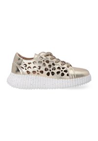 Metallisch goldene Sneakers mit Ausschnitten, weißer strukturierter Außensohle und Schnürverschluss. Verfügt über ein bequemes, durchlässiges Obermaterial für Atmungsaktivität.