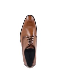 Scarpa da cerimonia in pelle marrone con finitura liscia, punta arrotondata e design con lacci. Fodera interna nera e dettagli di cucitura discreti.