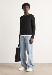 Calvin Klein WAFFLE TEXTURE SWEATER - Pulover - black