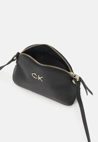 Calvin Klein LOCK SEASONAL CROSSBODY  - Axelremsväska - black