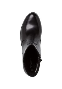 Černá kožená kotníková bota s elegantním designem, hladkým povrchem, zaoblenou špičkou a bočním zipem. Uvnitř je měkká podšívka.