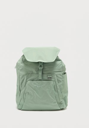 Hellgrüner Nike-Rucksack mit vorderer Klappe mit Schnallenverschluss, vorderer Reißverschlusstasche mit Logo, Seitentasche und Metall-D-Ring-Detail.