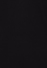 Schwarzer, gerippter Stoff mit glatter Textur, der eine durchgängige und einheitliche Oberfläche ohne Muster oder Verzierungen zeigt.