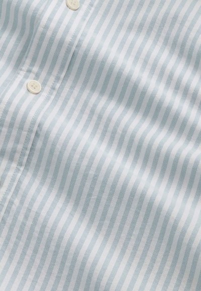 Tessuto a righe blu chiaro e bianco con una texture liscia, dotato di bottoni bianchi in plastica e una leggera lucentezza.