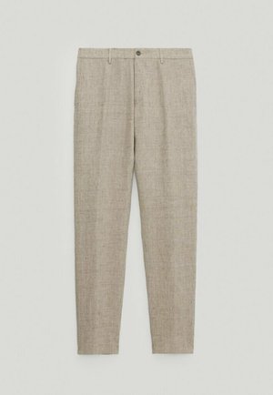 Pantalon beige clair en tissu texturé, avec fermeture avant à boutons, passants pour ceinture et coupe fuselée.
