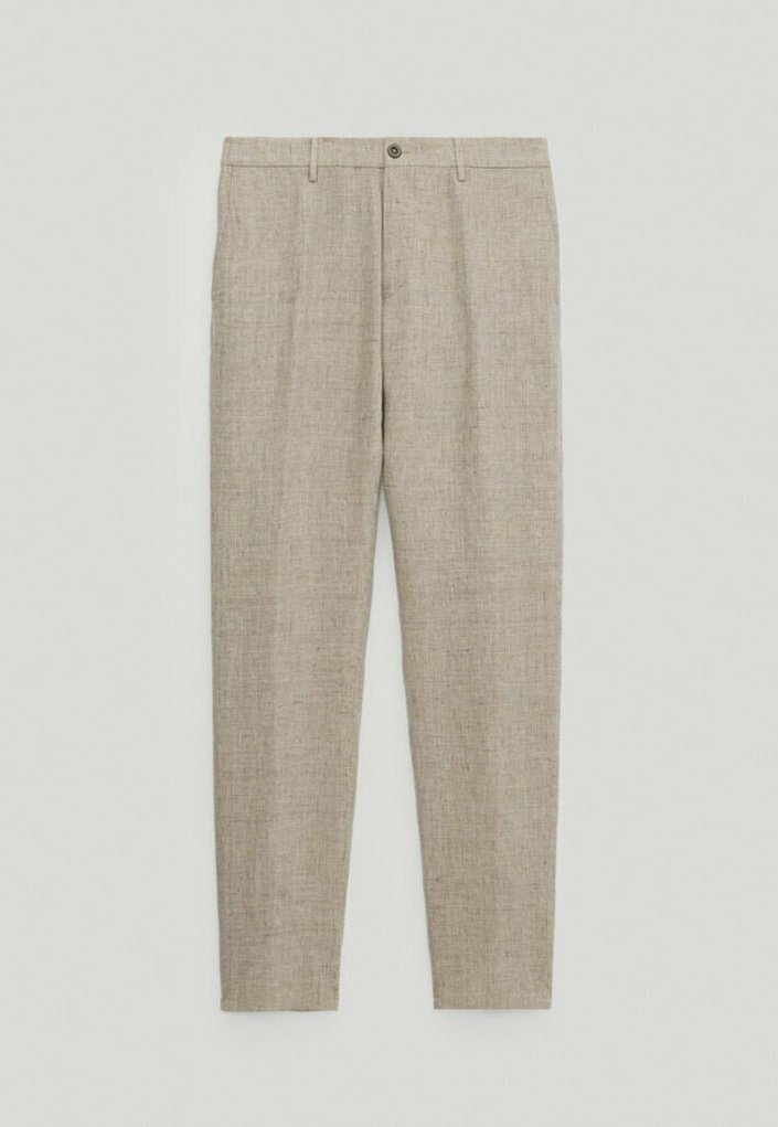 Pantalon beige clair en tissu texturé, avec fermeture avant à boutons, passants pour ceinture et coupe fuselée.