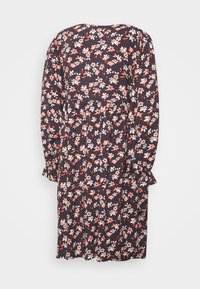 Vestido floral com fundo azul escuro, apresentando flores brancas e corais. Mangas longas, cintura franzida e punhos com babados. Tecido leve.