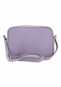 Lilla læder crossbody taske med en glat overflade, rektangulær form, en tynd rem og guld hardware detaljer. Bageste udsigt vist.
