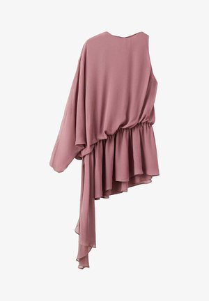 Blouse mauve asymétrique avec une manche longue, une taille froncée et un ourlet superposé fluide avec un détail en tissu drapé sur un côté.