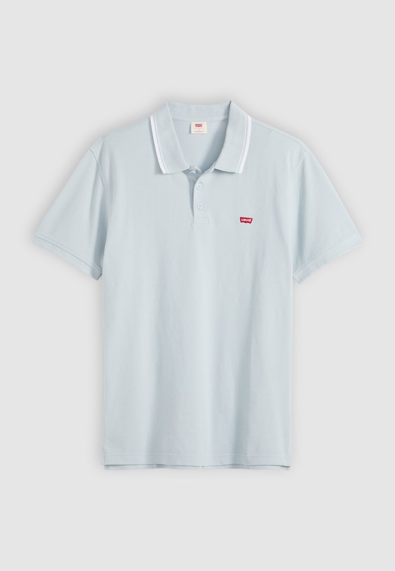 Polo de manga corta azul claro con dobles rayas blancas en el cuello y pequeño logo rojo de Levi's en el pecho, presentado extendido.