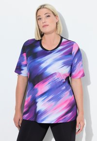 Camiseta atlética de manga corta en vibrantes tonos de púrpura, rosa y azul con patrones en espiral. Cuenta con un cuello negro y tejido ligero.