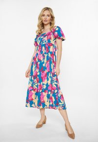 Maxikleid mit Blumenmuster auf blauem Hintergrund, mit rosa und cremefarbenen Blumen, Puffärmel, quadratischem Ausschnitt und gestuftem Rock.