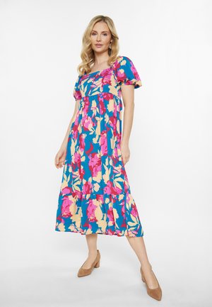 Blomstret maxikjole med blå baggrund, pink og cremefarvede blomster, puffærmer, firkantet udskæring og en tiered nederdel.