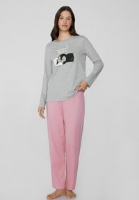 Parte superior de pijama gris de manga larga con un gráfico de pingüino, combinado con pantalones de pijama rosas sueltos. Tejido suave, corte relajado y diseño sencillo.