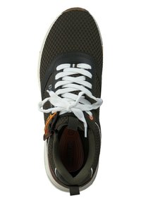 Baskets en mesh marron foncé avec des lacets blancs, des accents noirs et une étiquette orange. Présentent une semelle rembourrée et un dessus texturé. Taille 42.