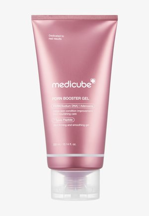 Tubo rosa di Medicube PDRN Booster Gel con base trasparente, con testo bianco sul frontale e tappo a vite, contenente 300 ml.