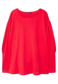 Punainen neulepusero, joka on valmistettu pehmeästä kankaasta. Siinä on leveä pyöreä kaula-aukko ja rypytetyt kuplamaiset hihat. Pusero on löysästi istuva ja siinä on kaareva helma.