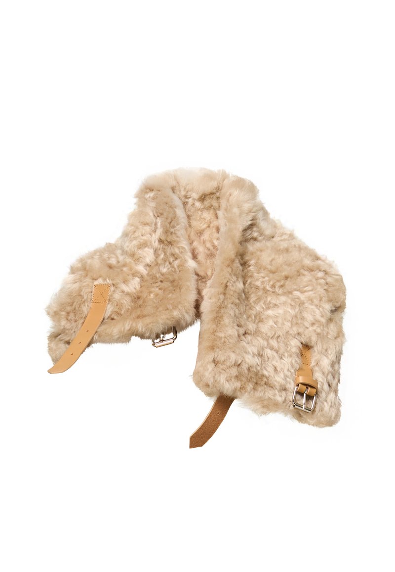 Collare in shearling morbido di colore marrone chiaro con due cinturini in pelle beige e fibbie in argento per la chiusura.