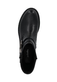 Bota negra de cuero hasta el tobillo con punta redondeada, superficie texturizada, tacón ligeramente elevado y un acento de hardware plateado en la hebilla lateral.