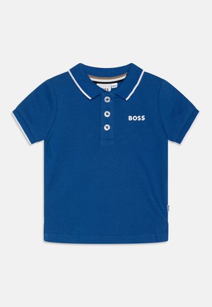 Polo shirt blu realizzato in tessuto testurizzato, con colletto bianco, chiusura a tre bottoni e logo bianco sul petto. Maniche corte.