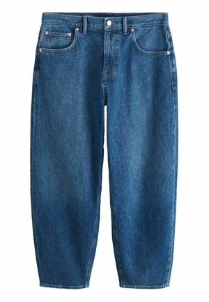 Blaue Jeans mit geradem Bein, vorderen Taschen, Gürtelschlaufen und Knopfverschluss, vor weißem Hintergrund dargestellt.