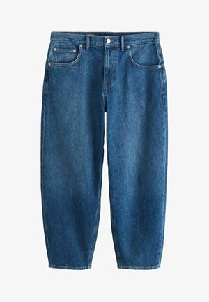 Blaue Jeans mit geradem Bein, vorderen Taschen, Gürtelschlaufen und Knopfverschluss, vor weißem Hintergrund dargestellt.