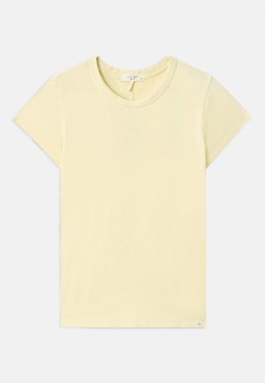 T-shirt jaune clair à manches courtes avec un col rond, texture douce, coupe standard et une petite étiquette de marque près de l'ourlet.