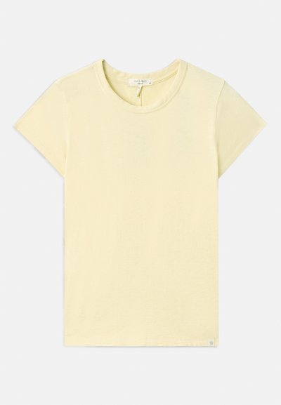 T-shirt jaune clair à manches courtes avec un col rond, texture douce, coupe standard et une petite étiquette de marque près de l'ourlet.