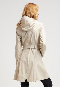 Rains TRENCH - Parka - sand
