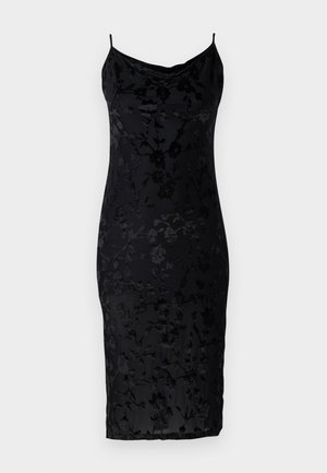 Czarna dopasowana sukienka w kwiatowy wzór, z cienkimi ramiączkami i dekoltem typu cowl. Wykonana z gładkiego materiału z teksturowaną nakładką.