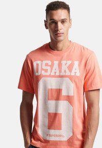 Superdry - KURZARM MIT PRINT - Potiskana majica - rosa Miniaturna slika 1