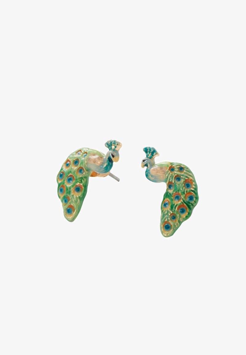 Enameled pīlēnu auskari ar zaļu, zilu un zelta akcentiem, ar strukturētu spalvu dizainu un pīrsingu aizmugurē.