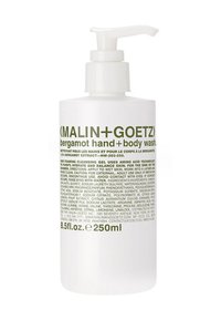 Weißer Kunststoffpumpflasche mit mattem Finish; beschriftet mit "(MALIN+GOETZ) Bergamot Hand- und Körperwaschmittel" in grüner Schrift; 250 ml Fassungsvermögen.