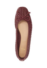 Burgundy woven leather ballet flat with a rounded toe and a bow accent at the front. Smooth interior lining with logo detail.