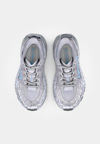 Scarpe da corsa grigio chiaro con tomaia in rete testurizzata e accenti blu. Presentano una suola ammortizzata, una forma arrotondata e un motivo distintivo sui lati.