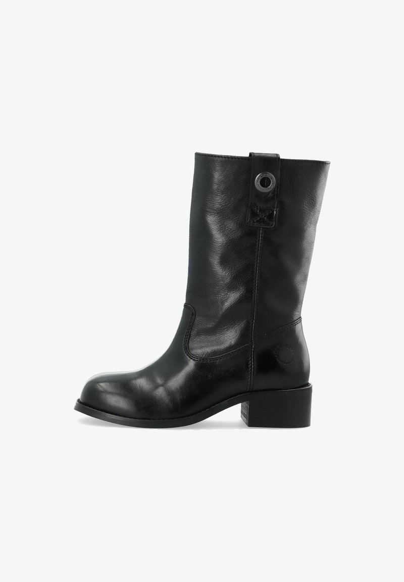 Fekete bőr középig érő csizma sima felülettel, kerek orral, rétegelt sarokkal, oldalsó panel varrással és díszgombbal a hátulján.