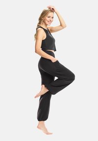 Winshape Donji dijelovi trenirke - black
