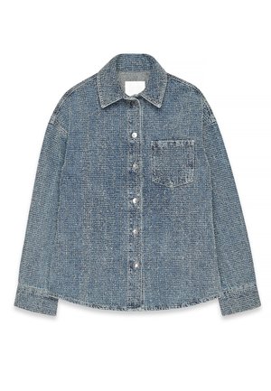 Chemise en denim bleu clair avec une finition texturée, boutonnage à l'avant, col pointu et poche poitrine simple. Design classique à coupe droite.