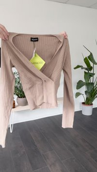 Top a maniche lunghe avvolgente in maglia a coste di un morbido taupe chiaro, caratterizzato da un profondo scollo a V, una silhouette aderente e un'etichetta di Even&Odd.