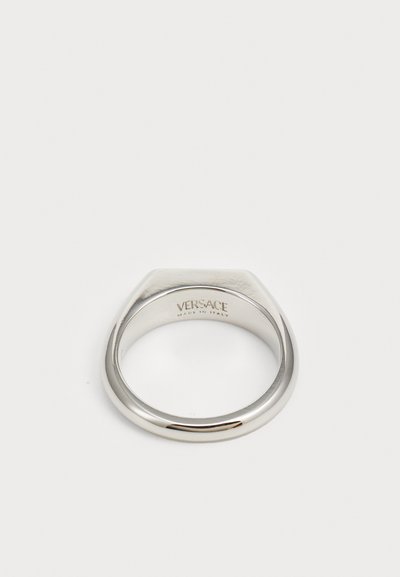 Zilverkleurige ring met een getextureerd, hoekig ontwerp. Voorzien van merkembleem aan de binnenkant, een glad oppervlak en afgeronde randen. Gemaakt in Italië.