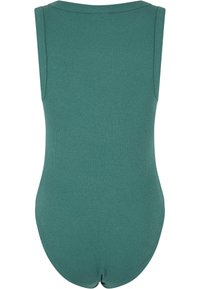 Body côtelé vert avec un col rond et sans manches. Texture lisse avec une coupe ajustée, se rétrécissant jusqu'au dos décolleté.