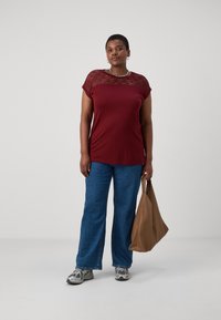 ONLY Carmakoma CARFLAKE LIFE S/S MIX JRS - Paprasti marškinėliai - syrah