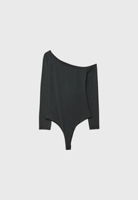 Svart off-shoulder bodysuit med långa ärmar, tillverkad av slät tyg. Har en djup urringning och en trosa-liknande nedre skärning.