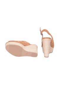 Sandali wedge in suede marrone con suola di piattaforma beige intrecciata e testurizzata. Cinturino alla caviglia regolabile. Suola in gomma con scanalature per una presa migliore.