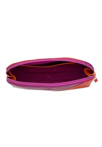 Pochette colorata con zip, caratterizzata da un esterno liscio, tonalità contrastanti di arancione e rosa, e un interno foderato di un profondo viola con dettagli di marca.