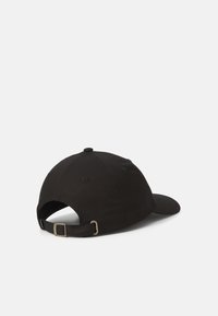 Sort baseball cap med en buet skygge, stofstruktur, justerbar rem bagpå og en knap på toppen.